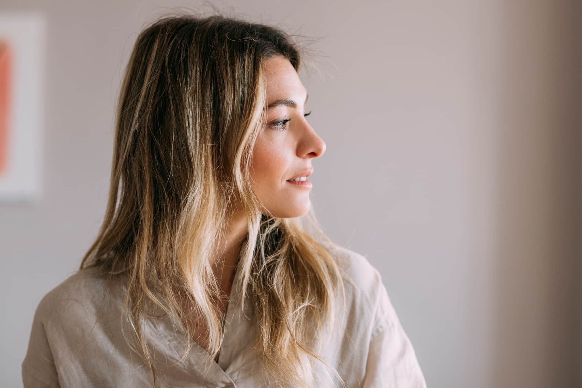 Dorsal Hump Rhinoplasty: Woman in side profile showing nasal bridge and facial balance