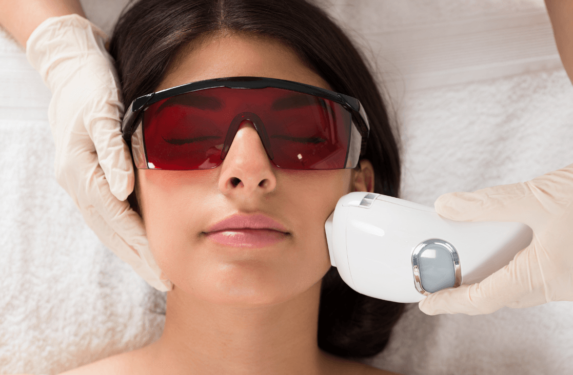 Liquid Facelfit: Woman getting a laser treatment done