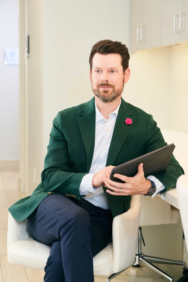 Facial Wrinkles Plano: Dr. Bader siting with his tablet