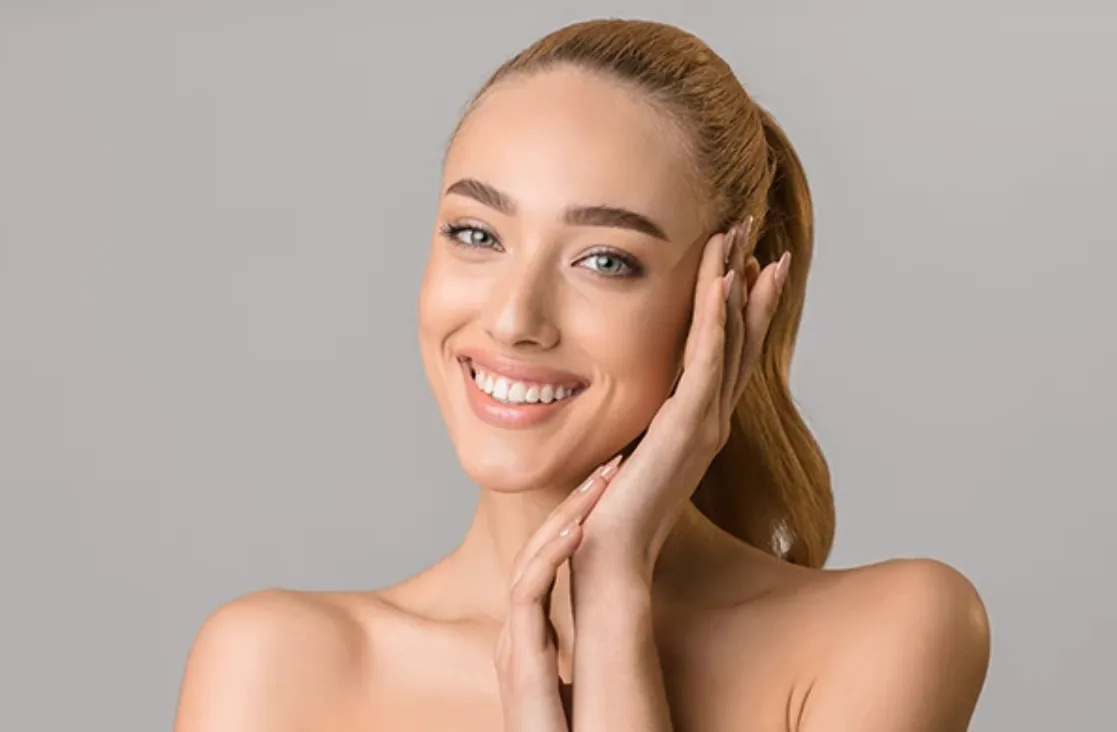 Nasal tip reduction: girl smiling towards the camera