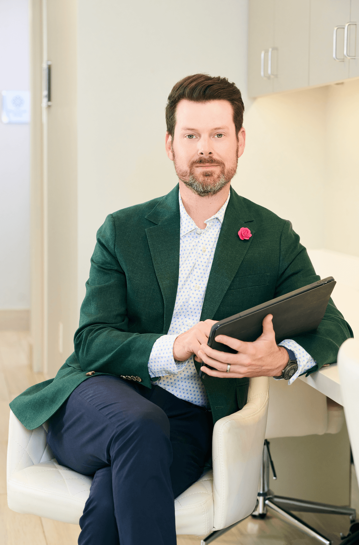Chemical Peel: Doctor holding tablet during skin treatment consultation