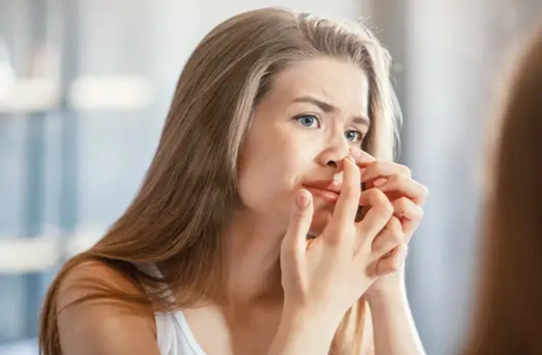 Bulbous nose tip plasty: girl sees her nose tip on mirror