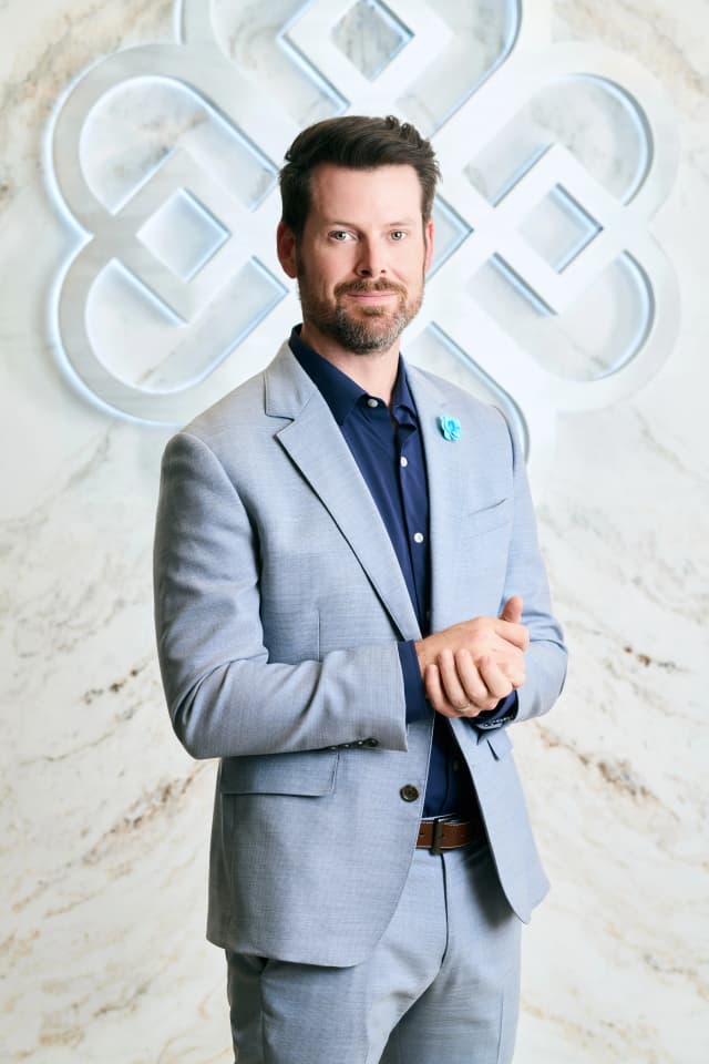 Facial Scar Treatment: Dr. Bader in his clinic